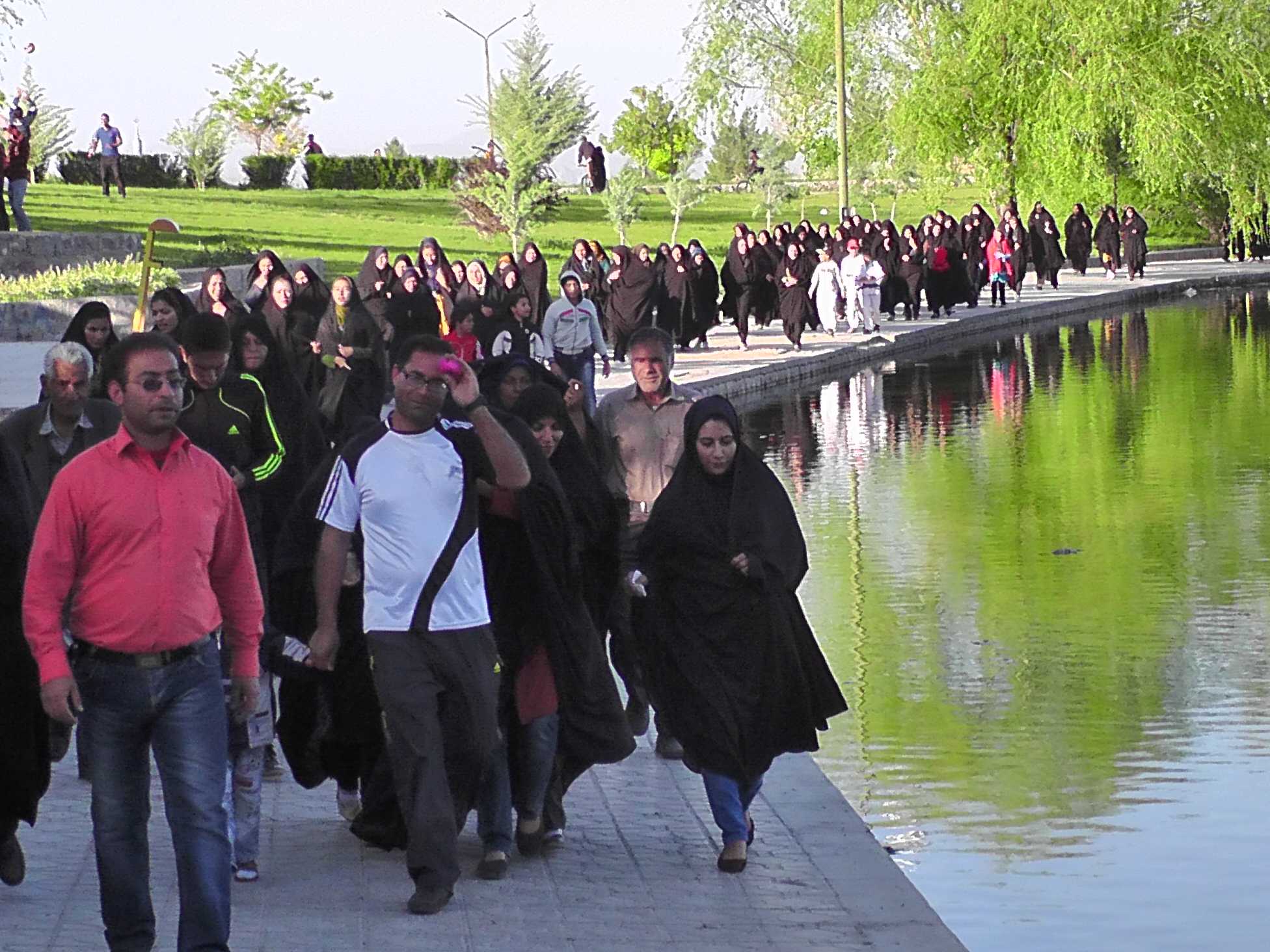 اولین همایش پیاده روی خانوادگی کارکنان وزارت صنعت، معدن وتجارت به مناسبت فرارسیدن هفته دولت