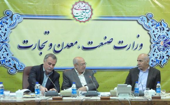 همه صنایع باید رقابتی باشند