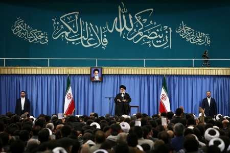 رهبر معظم انقلاب اسلامی: امسال 22 بهمن برای کشور آبرو شد/مردم با فتنه گران عاشورای 88 آشتی نمی کنند