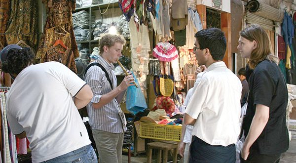 هر ۶ گردشگر خارجی یک گره از بیکاری میگشاید