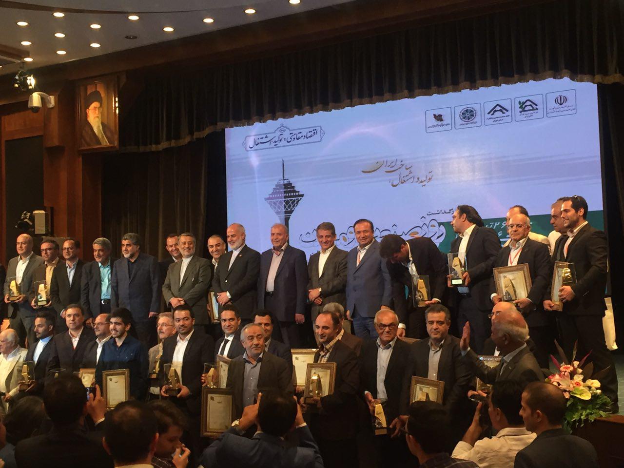 مراسم بزرگداشت روز صنعت و معدن استان تهران  شب گذشته 26 تیرماه1396  با تقدیر از واحدهای منتخب در سالن همایش های صدا و سیما برگزار شد.