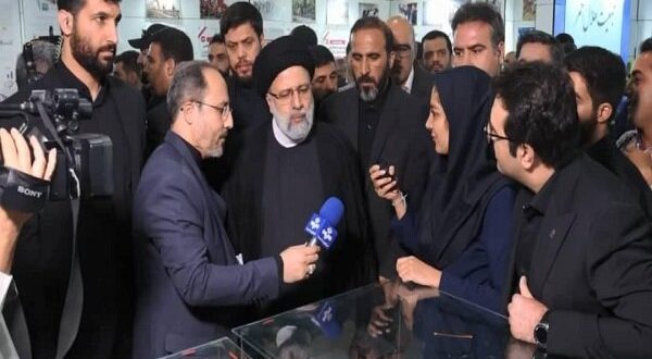 رئیس جمهور در حاشیه بازدید از غرفه کروز: انشاالله با این کارها، امید در جامعه بیشتر میشود